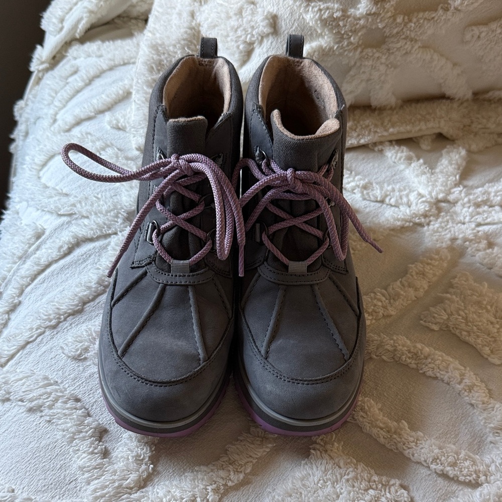 Vionic Women's Gray Boots with Purple Laces